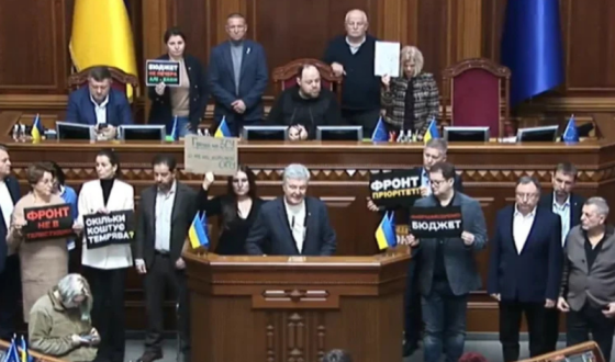 Депутати «Європейської Солідарності» знову заблокували трибуну Верховної Ради