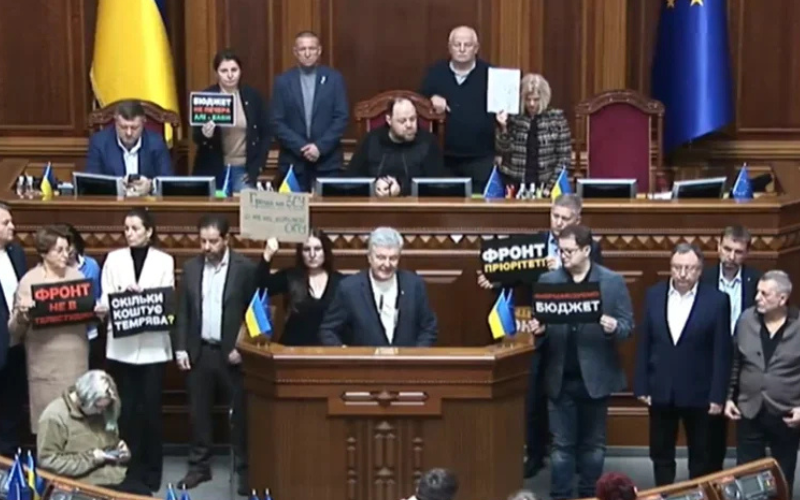 Депутати «Європейської Солідарності» знову заблокували трибуну Верховної Ради