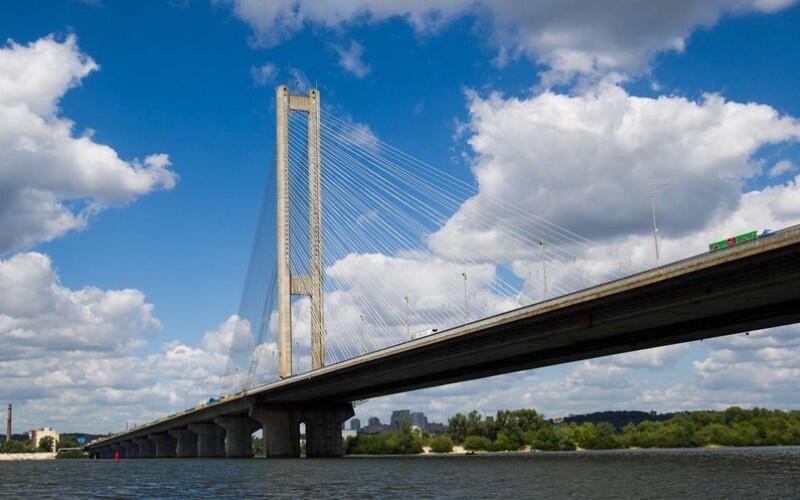 У Києві зупинили рух Південним мостом через безпекову ситуацію