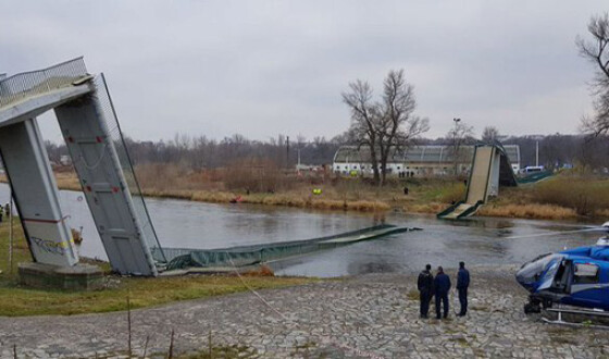 В Праге рухнул пешеходный мост через Влтаву 