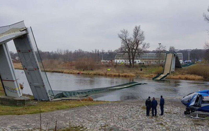 В Праге рухнул пешеходный мост через Влтаву 