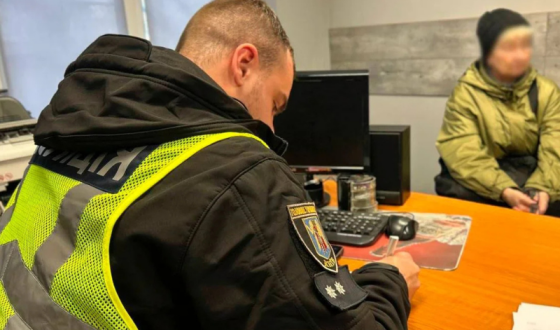 У Києві оштрафували пенсіонерку, яка заблокувала вхід до укриття жінці з дитиною