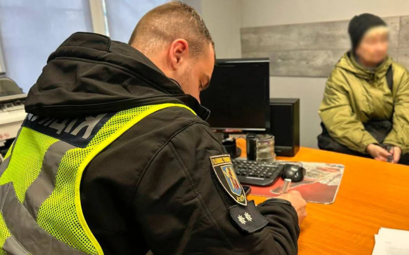 У Києві оштрафували пенсіонерку, яка заблокувала вхід до укриття жінці з дитиною