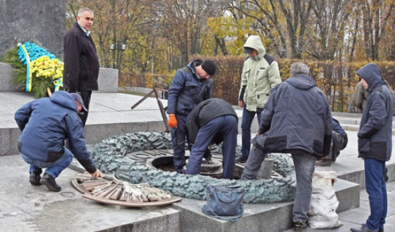 В Киеве вандалы потушили Вечный огонь. Фото