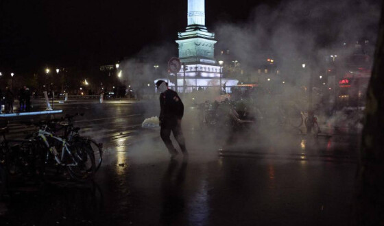 У Парижі тривають погроми, пожежі та зіткнення з поліцією, у Бордо підпалили ратушу