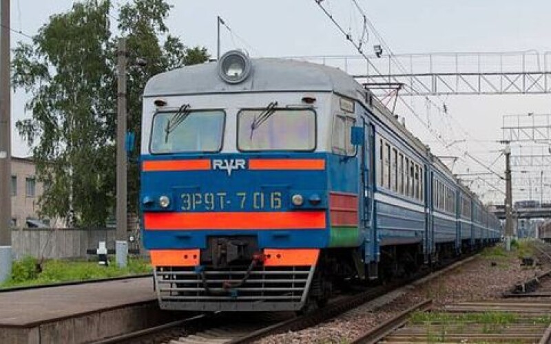 На Київщині затримуються пасажирські поїзди через сходження з рейок господарського поїзда