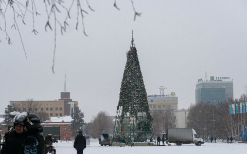 Військові попередили цивільних на центральній площі Алмати про швидкий початок зачистки