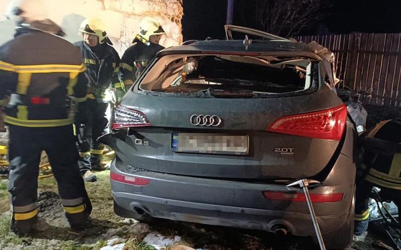 На Львівщині автівка влетіла в будинок: чотири людини загинули