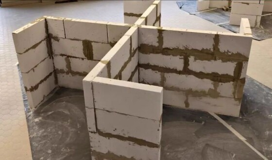 В Австрії викладач коледжу дав завдання учням викласти з цегли свастику