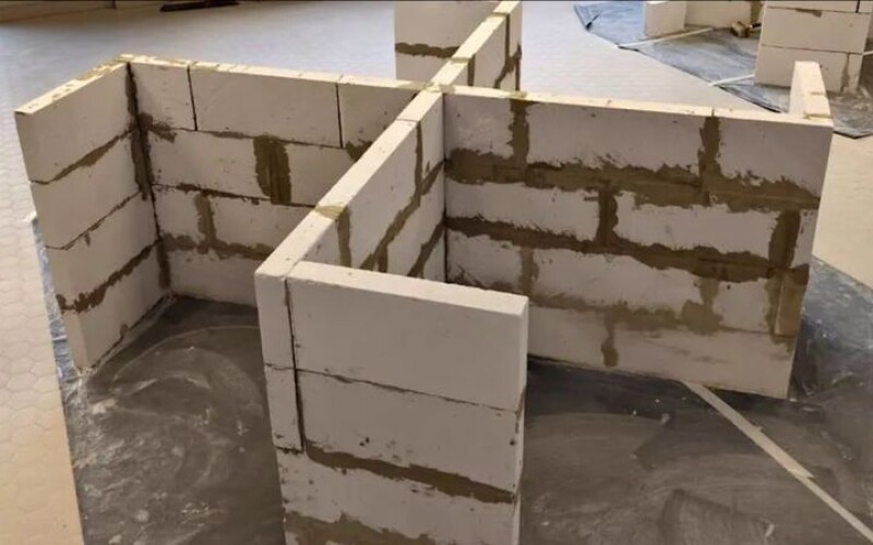 В Австрії викладач коледжу дав завдання учням викласти з цегли свастику