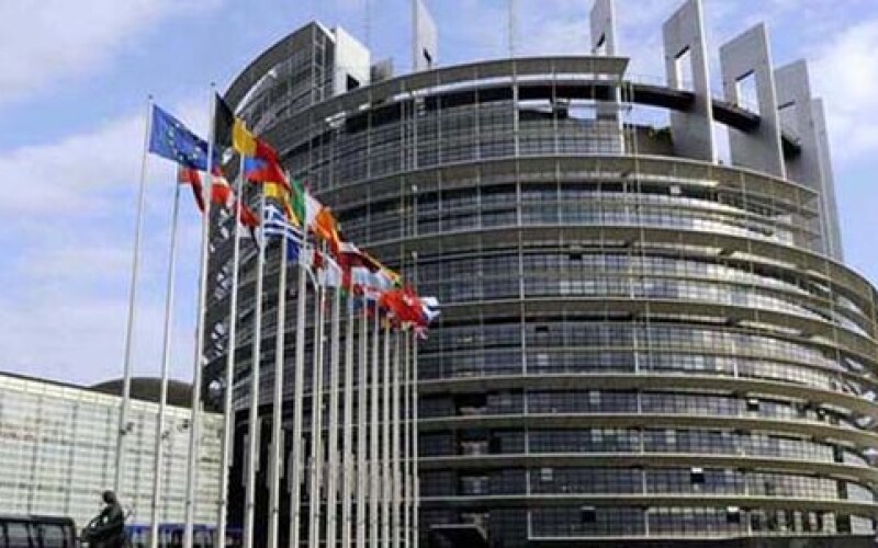 Європарламент проголосував за відключення РФ від SWIFT у разі вторгнення в Україну