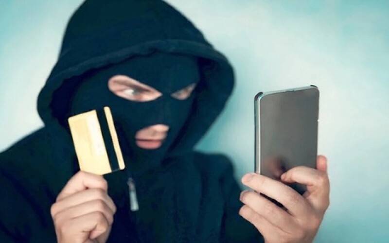 Нова схема шахрайства. Злочинці отримують доступ до телефонів клієнтів Приватбанку