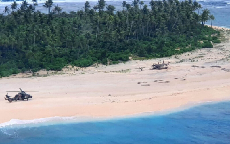 На острові в Тихому океані знайшли трьох моряків завдяки напису SOS на піску