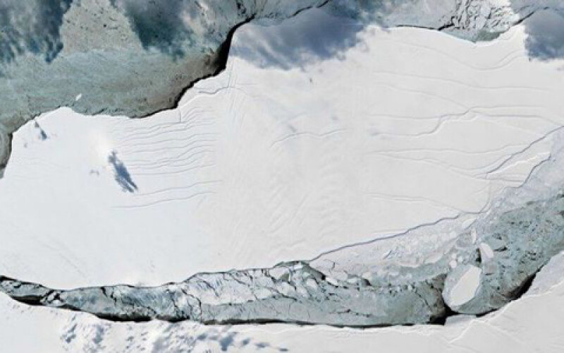 Гигантский айсберг угрожает деревне в Гренландии