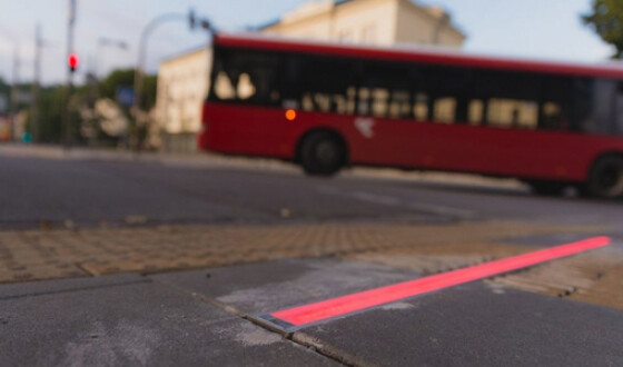 В Литве инновационный светофор положили на дорогу