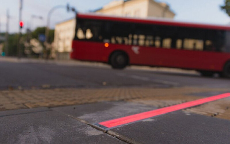 В Литве инновационный светофор положили на дорогу