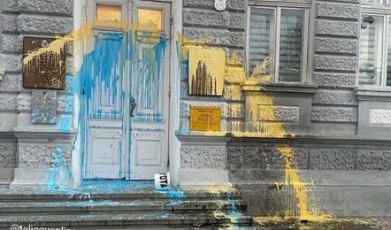 Кримські партизани пофарбували будівлю окупаційної &#8220;адміністрації&#8221; в Євпаторії