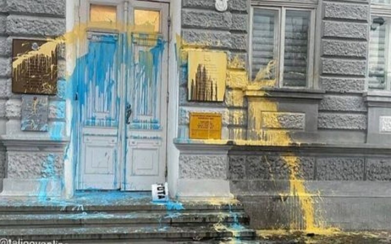 Кримські партизани пофарбували будівлю окупаційної &#8220;адміністрації&#8221; в Євпаторії