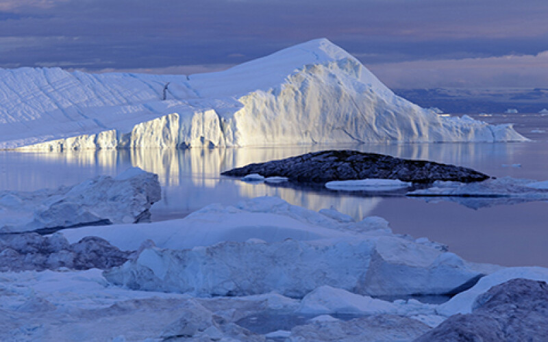 Гренландский ледяной щит стал таять в четыре раза быстрее