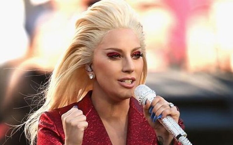Леди Гага удивила поклонников фото в бикини