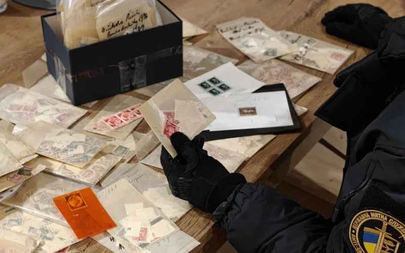 На кордоні з Польщею виявили понад 14 тисяч марок із нацистською символікою