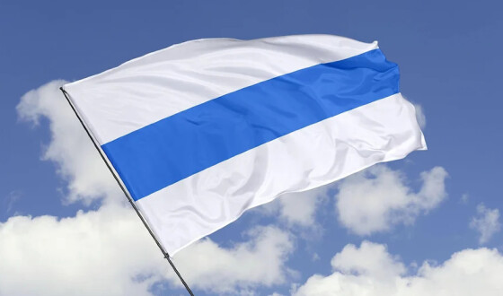 Суд оштрафував двох росіянок за біло-синьо-білий прапор на номерах машин