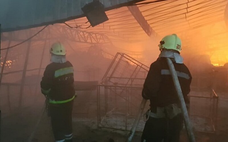 На Харківщині пожежа знищила великий склад з гумою. ФОТО