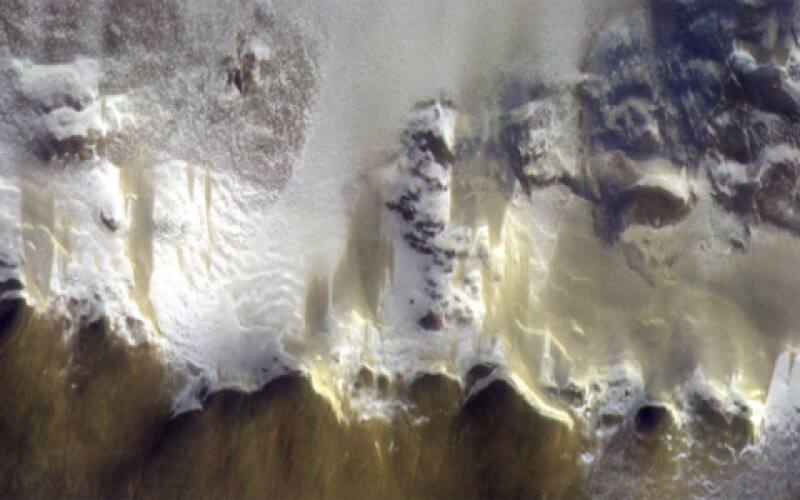 Орбитальный аппарат ExoMars показал, что горы на Марсе покрыты льдом