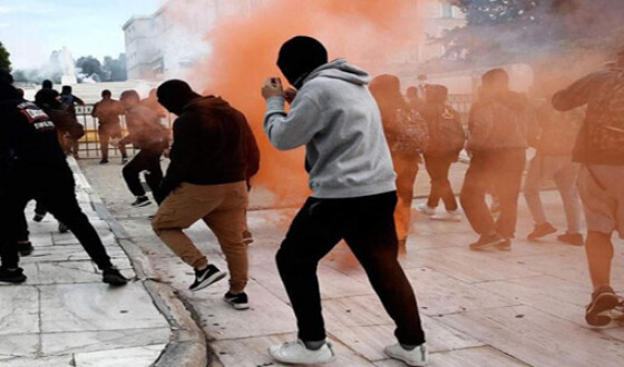 В Афинах во время митинга школьников полиция применила слезоточивый газ