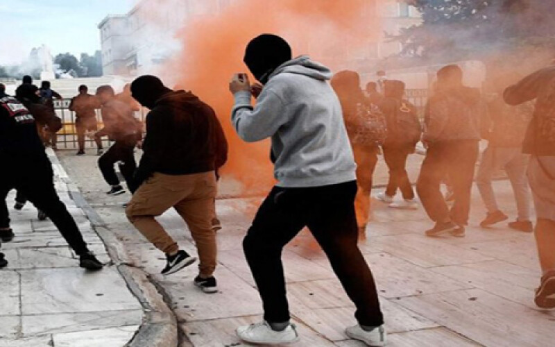 В Афинах во время митинга школьников полиция применила слезоточивый газ