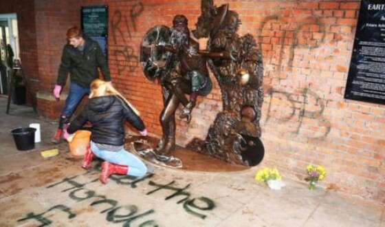 Памятник музыканту Дэвиду Боуи пострадал от вандалов