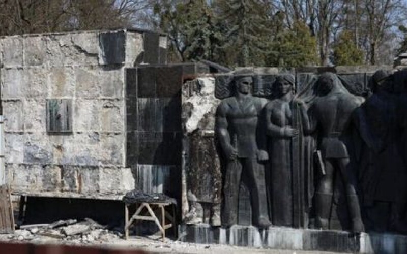 У Львові почали демонтаж барельєфів на пам&#8217;ятнику Слави