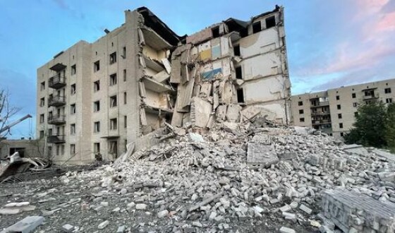 На Донеччині з-під завалів зруйнованого будинку в Часовому Яру витягли тіла 43 загиблих