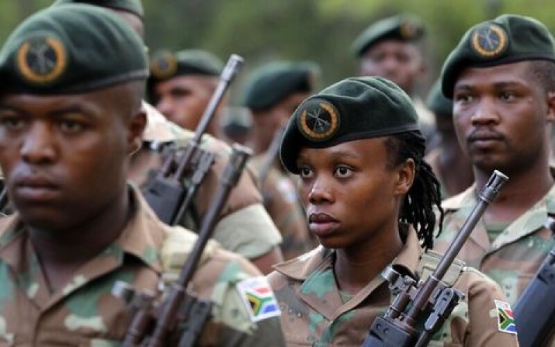 У Південно-Африканській Республіці для запобігання грабежів вивели на вулиці армію