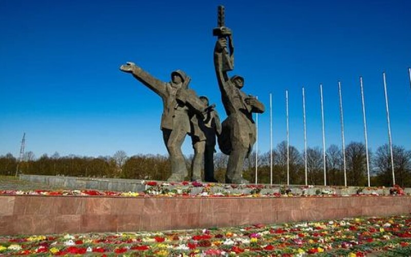 У Латвії запропонували називати пам&#8217;ятником окупантам монумент на честь Визволителів Риги