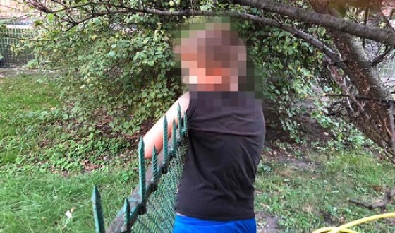 У Києві хлопчик напоровся на металевий паркан. ФОТО
