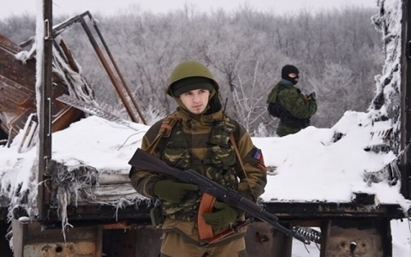 На Донбасі: 10 ворожих обстрілів, поранено військового