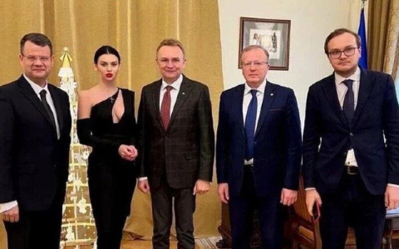 Відверту сукню української чиновниці Тишкун продали з аукціону за 1000 доларів