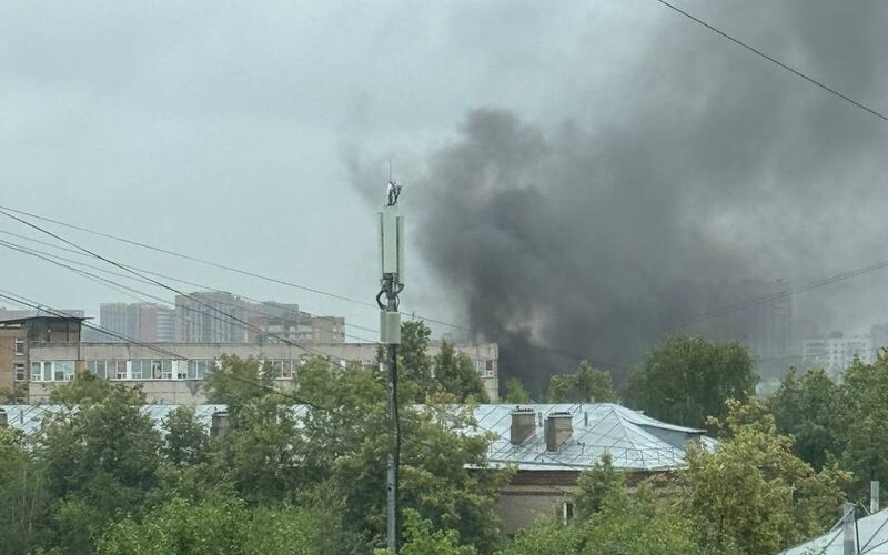 На сході Москви стався вибух та виникла пожежа