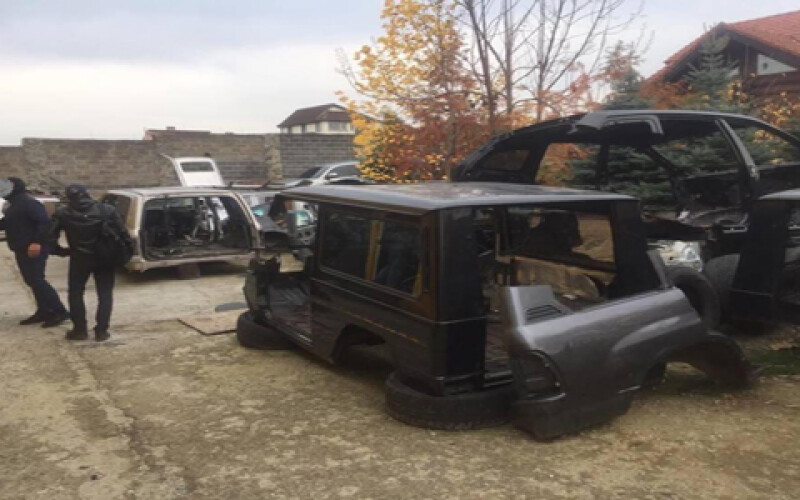 На Киевщине задержали угонщиков элитных автомобилей