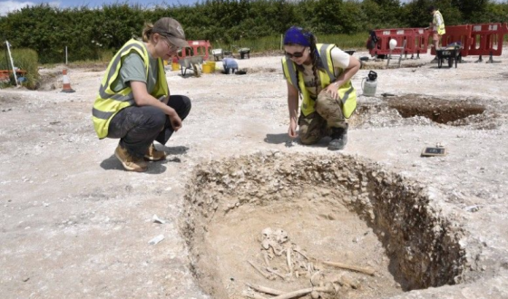 У Британії знайшли 2000-річний скелет дівчини, похованої обличчям донизу