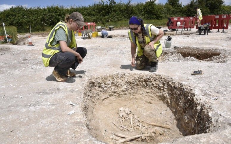 У Британії знайшли 2000-річний скелет дівчини, похованої обличчям донизу