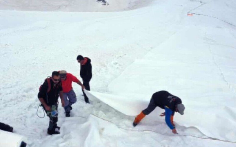 На севере Италии спасают ледник Презена