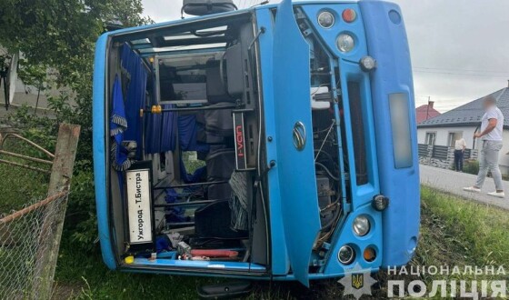 Під Ужгородом перекинувся рейсовий автобус: є постраждалі