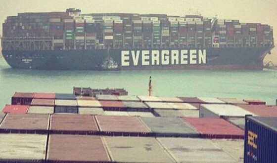 Застряглий у Суецькому каналі контейнеровоз вперше зрушив з місця