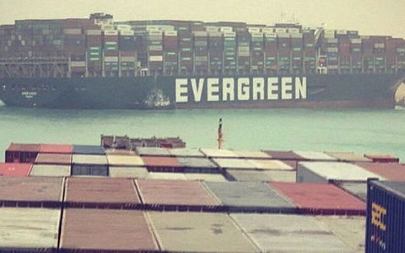 Застряглий у Суецькому каналі контейнеровоз вперше зрушив з місця