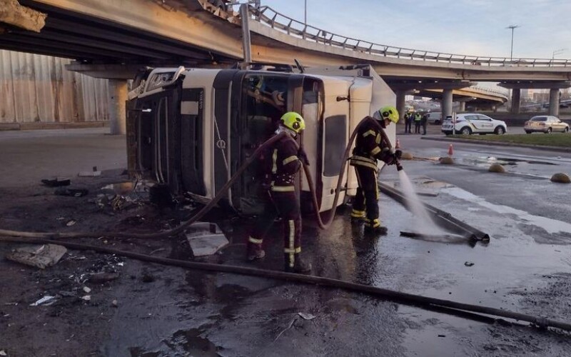 У Києві вантажівка впала з Південного мосту