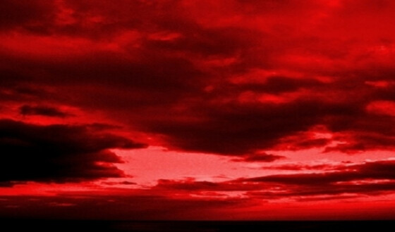 Жителі Індонезії спостерігають неймовірне явище &#8211; червоне небо