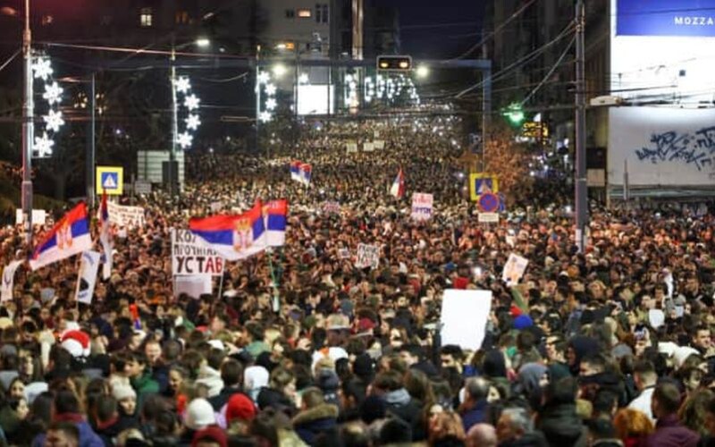 У Сербії десятки тисяч людей вийшли на антиурядовий мітинг в Белграді