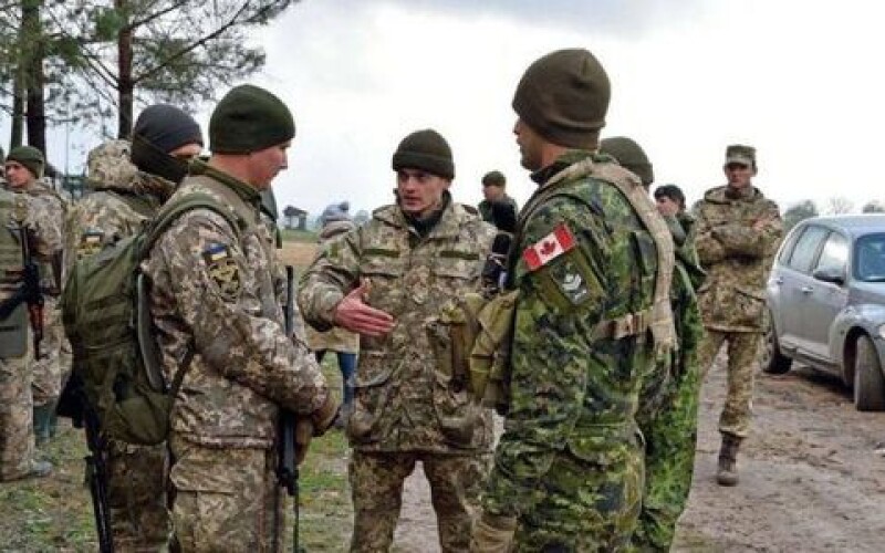 Канадські інструктори вирушили до Британії навчати українських бійців